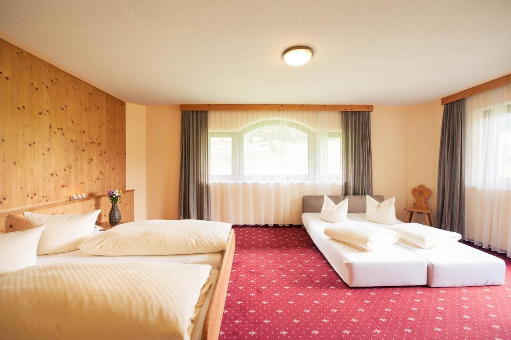 Hotel Steuxner Нойштіфт-ім-Штубайталь Номер фото